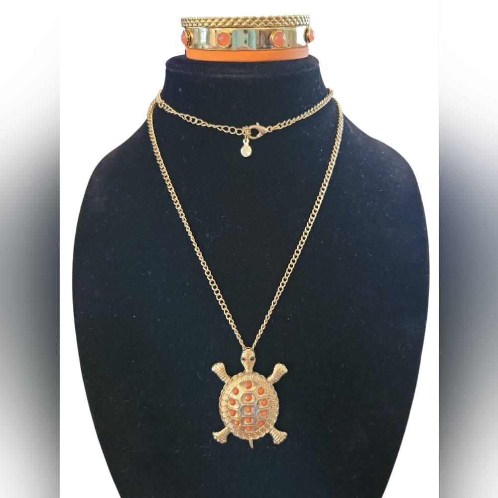 Loft Turtle Necklace & Bracelet Set